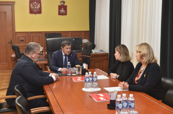 Губернатор провел рабочую встречу с куратором Центра помощи мобилизованным Константином Строгим